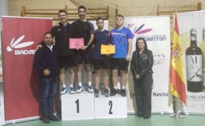 Pablo Abián junto a su hermano Javier en lo más alto del podio al ganar en los Dobles masculino en el Top TTR Absoluto de Moral de Calatrava. / Foto: @CBIESLAORDEN.